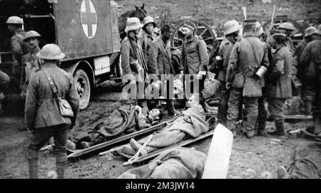 Vittime di guerra in attesa di cure in una stazione di vestizione. Foto Stock