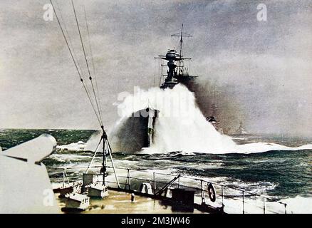 HMS 'Royal Oak' vista dalla HMS 'Queen Elizabeth', 1935. Foto Stock