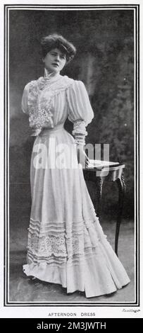 Donna che indossa un abito bianco pomeridiano, 1905 anni Foto Stock