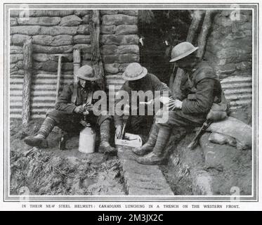 Soldati canadesi che pranzano in trincea Foto Stock