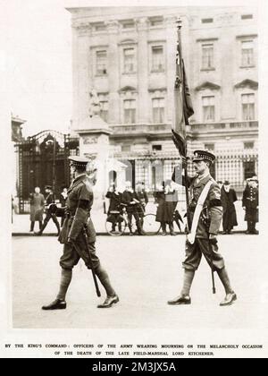 Ufficiali britannici in lutto per la morte di Lord Kitchener Foto Stock