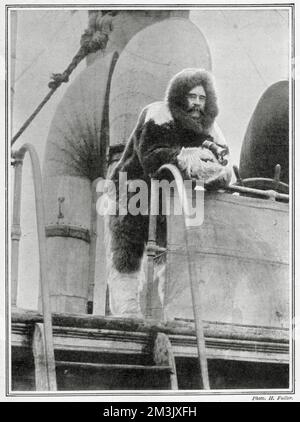 Comandante Robert E. Peary (1856 - 1920), esploratore artico, sul ponte del 'Roosevelt'. Peary è visto nel vestito di pelliccia che ha usato durante la sua spedizione al Polo Nord. Peary, il suo assistente Matthew Henson, e gli Inuit, Oatah, Egingwah, Ookeah e Seegloo sostenevano di aver raggiunto il Polo Nord il 6th aprile 1909. Foto Stock