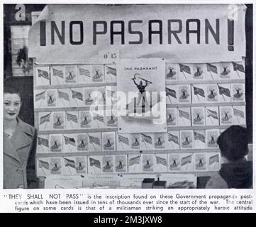 Uno stallo che vende cartoline di propaganda repubblicana, blasonata con il famoso grido di guerra repubblicano 'No Pasaran' (non passerà), Madrid, 1936. Foto Stock