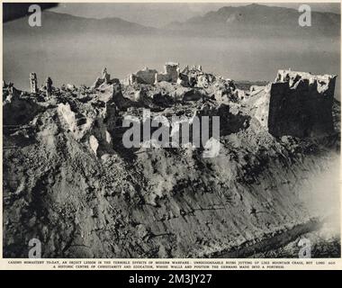 I ruderi del monastero di Monte Cassino, maggio 1944. Tra gennaio e maggio 1944 la città di Cassino e il monastero benedettino di Monte Cassino furono completamente distrutti mentre la Quinta Armata alleata tentò di spingere le truppe di occupazione naziste fuori dalla loro forte posizione difensiva nella zona. Foto Stock