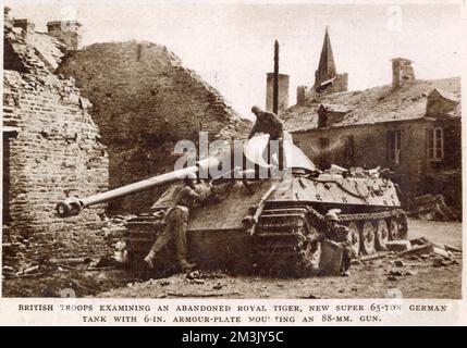 Diversi soldati britannici esaminano un carro armato tedesco abbandonato della Tigre reale, vicino a Falaise, 1944. Questo serbatoio pesante è stato riportato per pesare 65 tonnellate, con armatura da 6 pollici e una pistola da 88 mm. Foto Stock