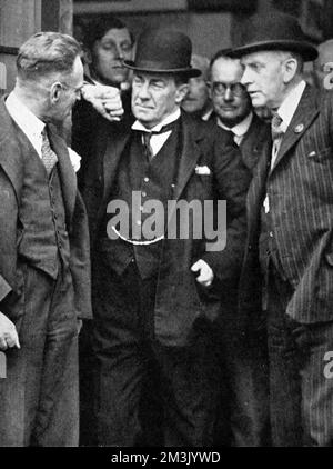 Stanley Baldwin, i conte di Bewdley, con alcuni elettori Foto Stock