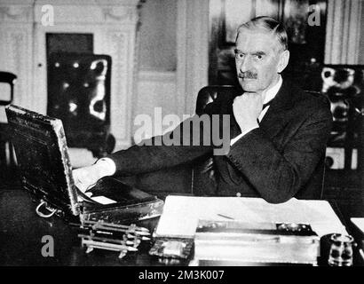 (Arthur) Neville Chamberlain (1869 - 1940) alla sua scrivania con la famosa valigetta, come Cancelliere dello scacchiere. 1937 Foto Stock