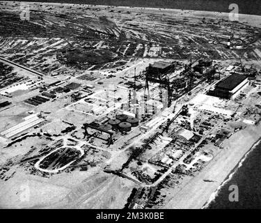 Fotografia aerea della centrale atomica di Dungeness, Kent, in costruzione nell'agosto 1962. Il faro di Dungeness è visibile in alto a destra della fotografia. Data: 1962 Foto Stock