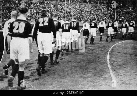 Le squadre di calcio dell'Everton e del Manchester City si dirigono verso il pozzo Foto Stock