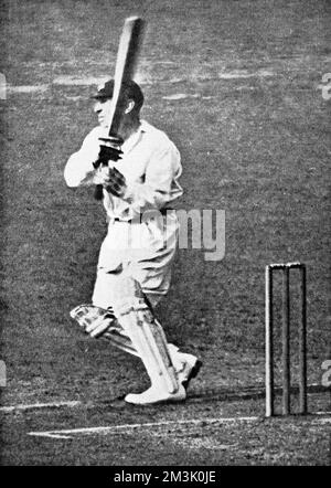 George Hirst (1871-1954), Yorkshire e Inghilterra cricketer, suonando un forte colpo sul lato della gamba. Hirst è stato uno dei migliori in assoluto dello Yorkshire, con 36.185 corse e 2.719 wickets. 1934 Foto Stock