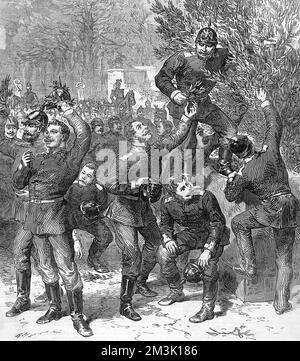 Soldati prussiani che fanno corone di alloro vittoria per coronare i loro caschi nei Giardini Tuileries. Bismarck ha negoziato la pace con i francesi. Foto Stock