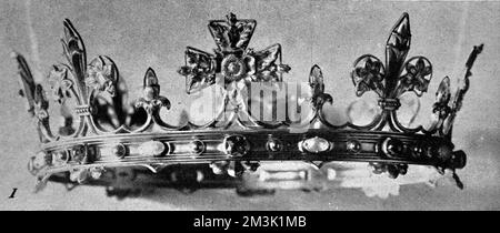 La corona d'oro usata nell'investitura del Principe di Galles, tenuta al castello di Carnarvon, Galles del Nord, nel 1911. Il Principe divenne successivamente Edoardo VIII e poco dopo Duca di Windsor. 1911 Foto Stock