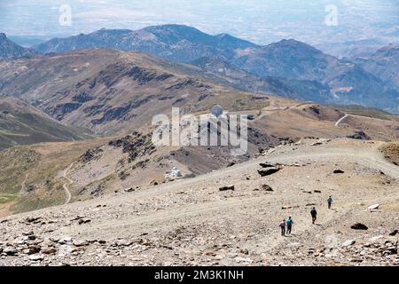 Un gruppo di escursionisti che esplorano un sentiero a Pico Veleta nella catena montuosa della Sierra Nevada in Andalusia, Spagna Foto Stock