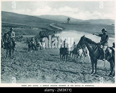 Un reggimento di Dragoni serbi, parte dell'esercito alleato con base nel porto greco di Salonicco, è raffigurato a cavallo per respingere un attacco da parte dell'esercito bulgaro, il 1916 ottobre. All'inizio della guerra, l'esercito serbo aveva resistito con successo all'invasione dell'Impero austro-ungarico, tuttavia, un'offensiva combinata delle potenze centrali, compresa la Bulgaria appena alleata, ha costretto il governo e l'esercito serbi a fuggire nella vicina Albania e ad esiliarsi nel dicembre 1915. Foto Stock