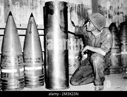 Canadian Gunner con munizioni tedesche, Francia Foto Stock