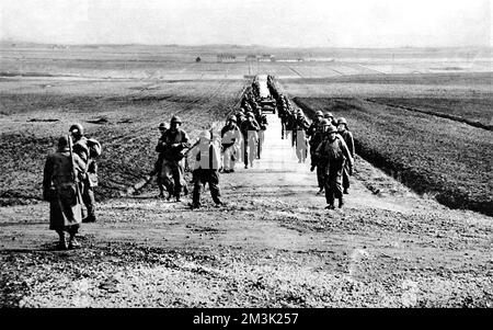 Fotografia che mostra un'unità di fanteria americana della Quinta Armata alleata, marciando nell'entroterra da Anzio, Italia, 1944. Data: 1944 Foto Stock