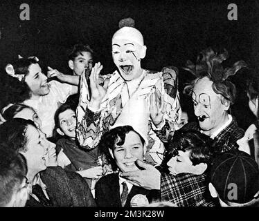 Clown e bambini al circo, 1948. Foto Stock