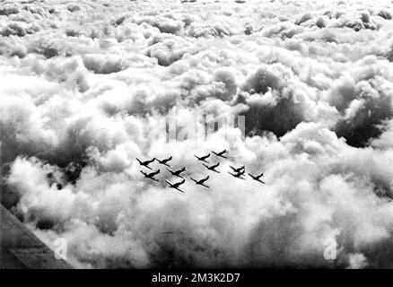 Hawker 'Hurricanes' in formazione; seconda guerra mondiale, 1940. Foto Stock