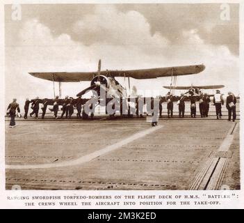 Fairey 'Swordfish' siluro-bombardieri sul ponte di volo di HMS 'Battler', un vettore di scorta britannico. Foto Stock