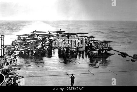 Flotta Air Arm 'Swordfish' siluro-bombardieri riuniti sulla poppa della Royal Navy portaerei HMS 'vittorioso', durante la seconda guerra mondiale, 1941. 1941 Foto Stock