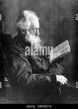 Ritratto fotografico del reverendo William Booth (1829-1912), fondatore dell'Esercito della salvezza, raffigurato leggendo la Bibbia nel 1905. Data: 30/12/1905 Foto Stock