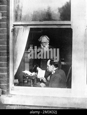 Il reverendo William Booth (1829 - 1912), fondatore inglese dell'Esercito della salvezza, raffigurato attraverso la finestra del suo ufficio. Data: 1906 Foto Stock