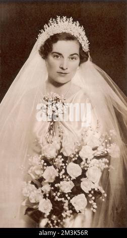 Il bellissimo abito da sposa indossato da Lady Alice Montagu-Douglas-Scott. Principessa Alice, Duchessa di Gloucester mostrato nel suo abito da sposa indossato per il suo matrimonio con il Principe Enrico, Duca di Gloucester nel novembre 1935. Data: 13th novembre 1935, p323 Foto Stock