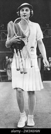 Helen Wills Moody camminando in campo a Wimbledon 1938, dove ha continuato a vincere il titolo femminile single. Durante gli anni '20 e '30 Moody vinse 31 titoli importanti, tra cui otto titoli singoli Wimbledon. 1938 Foto Stock