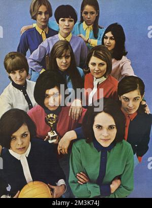 Esempi di Coppa del mondo di moda per le donne. Un assortimento di colorate camicie da calcio modellate dallo staff femminile della rivista London Life nel 1966. Foto Stock
