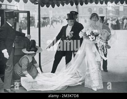 Wedding Bells of the 1913 Season Freda Dudley Ward Foto Stock