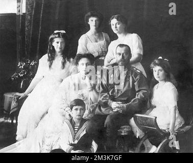 Zar Nicola II con la sua famiglia Foto Stock