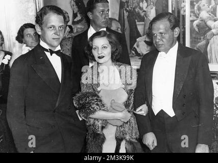 Talullah Bankhead (1902-1968), attrice americana, talk show host e bonne vivante. Raffigurato con due uomini - quello a destra assomiglia a John Sutro. Data: 1934 Foto Stock