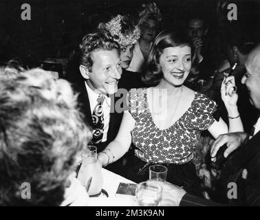 Danny Kaye (1913-1987) attore e cantante americano con Bette Davis (1908-1989) attrice americana Foto Stock