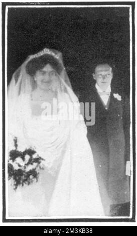 Winston Churchill e la sua sposa, Clementine Hozier emergono da St. Chiesa di Margaret a Westminster dopo il matrimonio del 12th settembre 1908. Data: 1908 Foto Stock