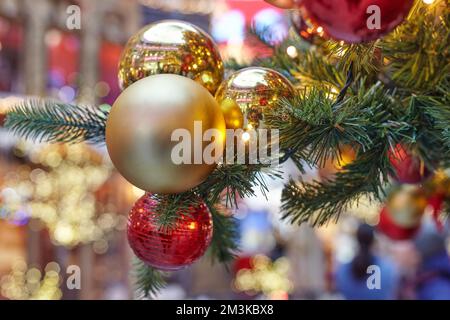 Primo piano dell'albero di Natale decorato con colori luminosi. Il concetto di decorazioni di Natale e Capodanno. Foto Stock