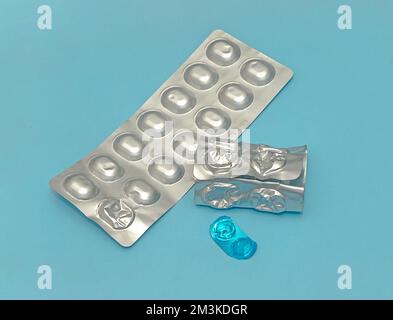 Blister d'argento vuoti da pillole di medicina usata e uno nuovo Foto Stock