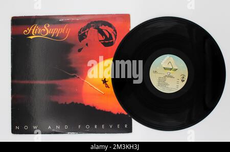 Australian Pop band, Air Supply album musicale su disco LP con dischi in vinile. Intitolato: Copertina dell'album Now and Forever Foto Stock