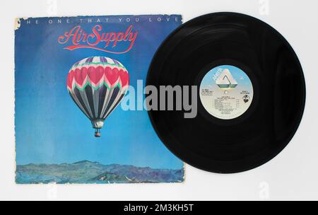 Australian Pop band, album musicale Air Supply su disco LP in vinile. Intitolato: The One That You Love copertina dell'album Foto Stock