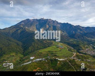 Veduta aerea del maestoso Monte Kinabalu, Kundasang Sabah Foto Stock
