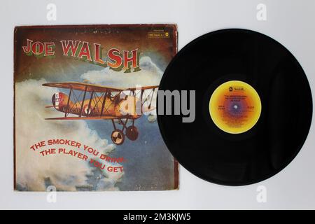 The Smoker You drink, The Player You Get è il secondo album in studio del chitarrista e cantante rock americano Joe Walsh sul disco in vinile, copertina dell'album LP. Foto Stock