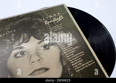 Artista rock, country rock e folk rock, album musicale Linda Ronstadt su disco LP con disco in vinile. Intitolato: A Retrospective, una raccolta di canzoni Foto Stock