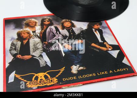 Focus sul titolo dell'album. Classica rock band, Aerosmith, album musicale su disco LP con disco in vinile. Il titolo Dude assomiglia a una copertina dell'album singolo di una signora Foto Stock