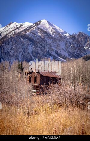 Sedendosi desolato vicino ad Aspen, Colorado si può trovare una vecchia città fantasma occidentale, Ashcroft. Le praterie che circondano le cime sono solitarie ma stoiche. Foto Stock