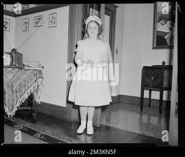 Paul J. Murphy. Figlia Maria , Ragazze, riti di iniziazione, comunione. Collezione Leon Abdalian Foto Stock