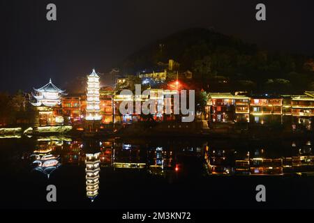 L'antica città di Fenghuang è una delle città più storiche e culturali. Illuminazione sulle rive del fiume Tuo, uno dei dieci Beni culturali Foto Stock