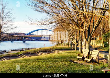 Vista del fiume Ohio con Wheeling Suspension e i ponti di Fort Henry tra Ohio e W. Virginia, dal parco sul lungomare Heritage Port, Wheeling, Wes Foto Stock