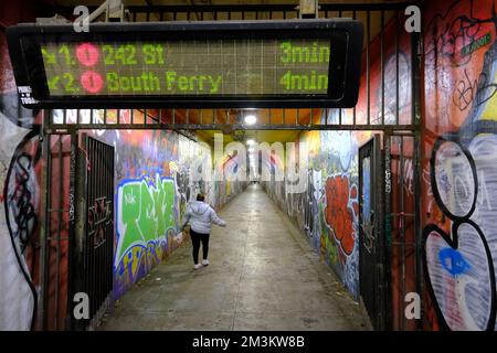 L'entrata della stazione della metropolitana 191 strada tunnel per la linea 1 della metropolitana. treno a Washington Heights.Manhattan.USA Foto Stock