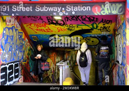 L'entrata del tunnel della Stazione della Metropolitana 191 Street per il treno della linea 1 della metropolitana a Washington Heights.Manhattan.New York City.USA Foto Stock