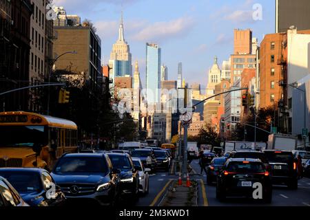 Bowery Street durante l'ora di punta pomeridiana con l'Empire state Building e lo skyline di Midtown sullo sfondo.Manhattan.New York City.USA Foto Stock