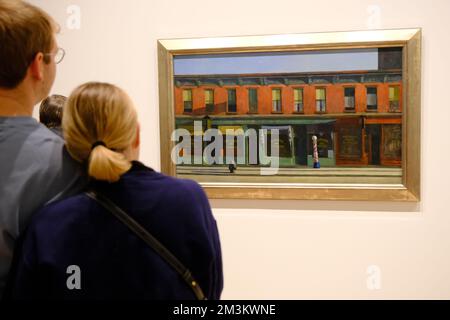 I visitatori che si godono 'Early Sunday Morning' 1930 di Edward Hopper mostra nella mostra di Edward Hopper's New York nel Whitney Museum of American Art.Manhattan.New York City.USA Foto Stock